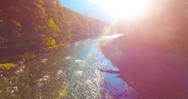 Vuelo en medio del aire sobre un río de montaña fresco y limpio en la soleada mañana de verano — Vídeos de Stock