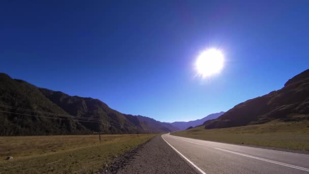 Timelapse carretera de montaña en el verano u otoño al atardecer hora del amanecer. Naturaleza silvestre y campo rural. — Vídeos de Stock