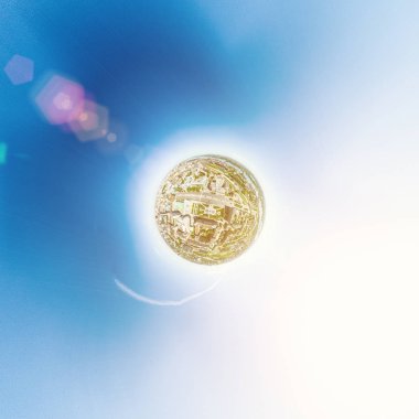 Kesişen yollar, evler, binalar, parklar ve otoparklar olan havacılık şehri manzarası. Güneşli yaz panoramik resmi