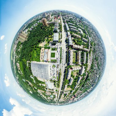Kesişen yollar, evler, binalar, parklar ve otoparklar olan havacılık şehri manzarası. Güneşli yaz panoramik resmi
