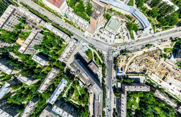 Widok z lotu ptaka na skrzyżowanie dróg i dróg, domy, budynki, parki i parkingi. Słoneczny letni panoramiczny obraz — Zdjęcie stockowe