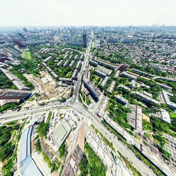 Vista aérea de la ciudad con encrucijadas y caminos, casas, edificios, parques y estacionamientos. Imagen panorámica soleada de verano —  Fotos de Stock