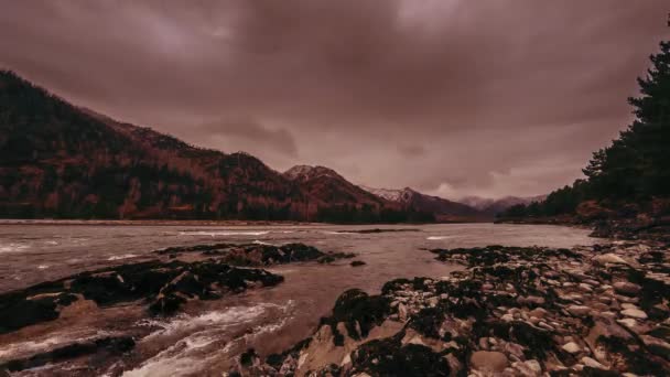 Time lapse shot of a river near mountain forest. Huge rocks and fast clouds movenings. — Stock Video