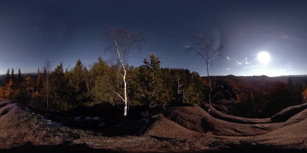 4K 360 VR kauniin vuoristomaiseman virtuaalitodellisuus syksyllä. Luonnonvaraiset Siperian vuoret. — kuvapankkivideo