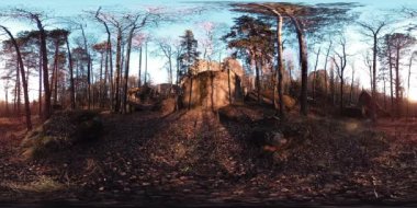 4K 360 VR sonbahar zamanındaki güzel bir dağ manzarasının sanal gerçekliği. Vahşi Sibirya Dağları.