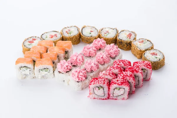 Restaurante de comida japonesa, plato de rollo de sushi maki gunkan o set de platos. Conjunto y composición de sushi —  Fotos de Stock