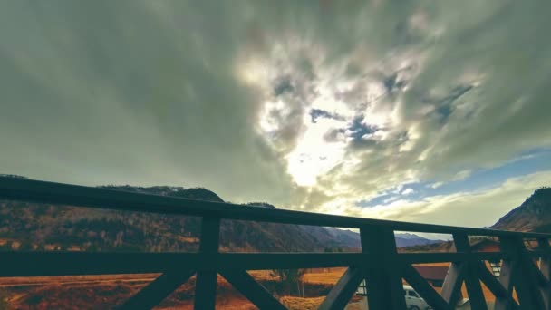 Timelapse de cerca de madeira no terraço alto na paisagem da montanha com nuvens. Movimento deslizante horizontal — Vídeo de Stock