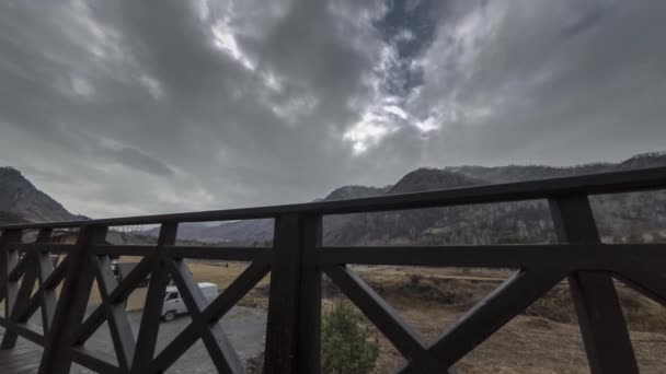 Timelapse fából készült kerítés magas teraszon hegyvidéki táj felhők. Vízszintes csúszómozgás — Stock videók