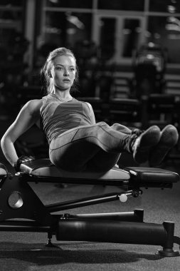 Abs kasları için güç egzersizleri yapıyor kadın