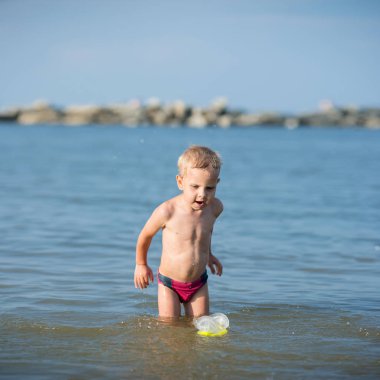 Maske ve palet kum tropikal plaj dalış için güzel bir küçük çocuk.