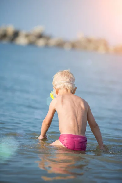 Carino bambino che indossa maschera e pinne per le immersioni sulla spiaggia tropicale di sabbia . — Foto Stock