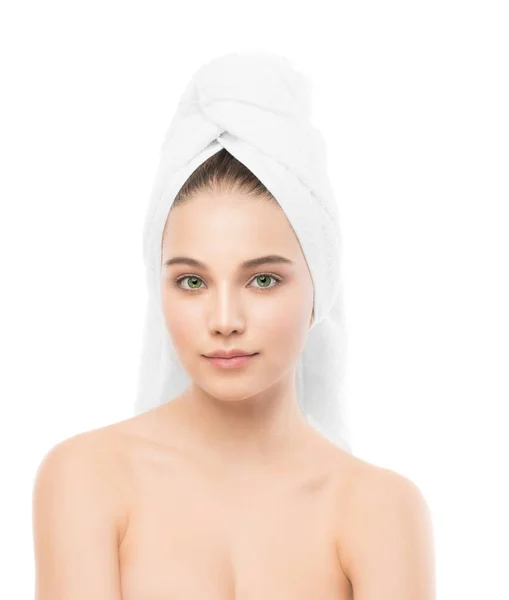 Красивая юная брюнетка с чистым лицом и полотенцем на голове. Isolated . — стоковое фото