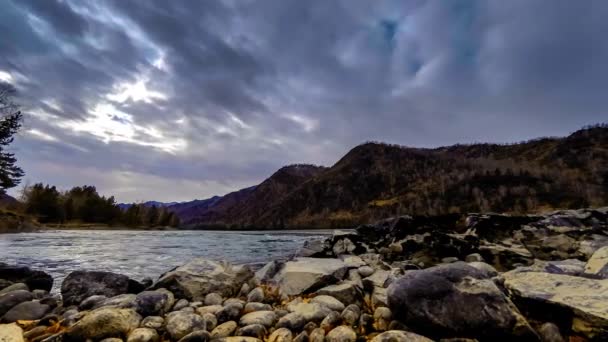 Tiro de lapso de tiempo de un río cerca del bosque de montaña. Grandes rocas y veladas de nubes rápidas. Movimiento deslizante horizontal — Vídeo de stock