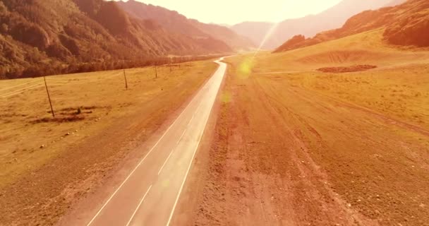 Vuelo sobre carretera asfaltada montaña carretera y prado — Vídeos de Stock