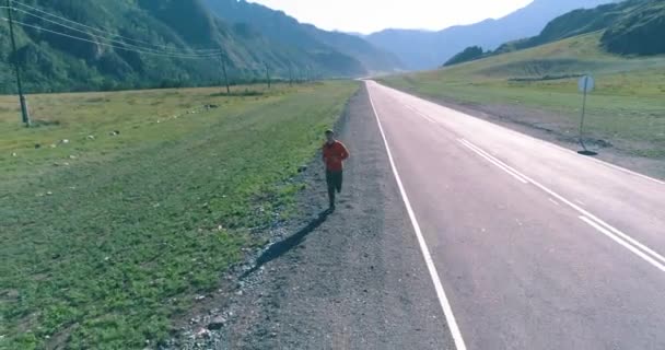 Kis magasságban repülés előtt sportos ember tökéletes aszfalt út — Stock videók