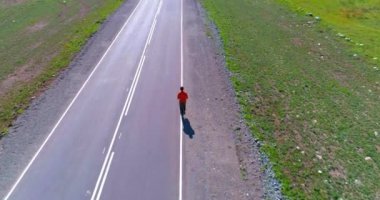 Mükemmel asfalt yolda sporcunun önünde alçak irtifa uçuşu.