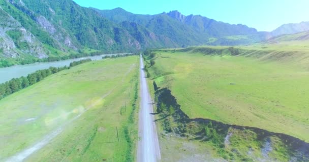 Aérea Uhd Vuelo Aire Sobre Carretera Rural Montaña Prado Soleada — Vídeos de Stock