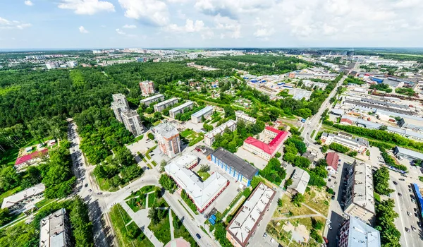 Vista aérea de la ciudad con encrucijadas y caminos, casas, edificios, parques y estacionamientos. Imagen panorámica soleada de verano — Foto de Stock