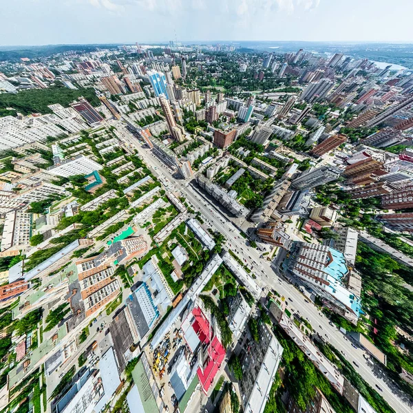 Vista aérea de la ciudad con encrucijadas y caminos, casas, edificios, parques y estacionamientos. Imagen panorámica soleada de verano —  Fotos de Stock