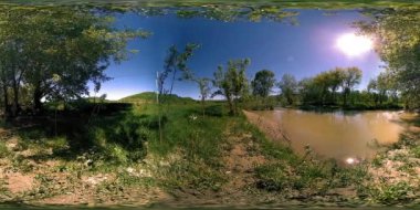 UHD 4K 360 VR Bir nehrin Sanal Gerçekliği güzel dağ ormanlarında kayaların üzerinden akıyor