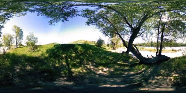 UHD 4K 360 VR Virtuelle Realität eines Flusses fließt über Felsen in wunderschöner Berglandschaft — Stockvideo