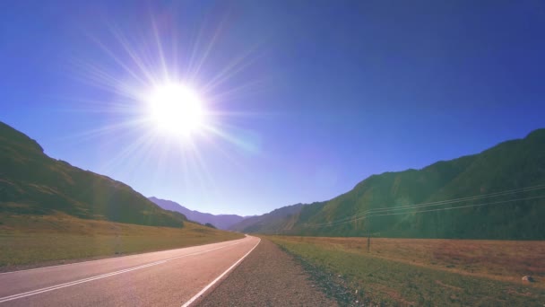 Gebirgsstraßen-Zeitraffer zur Zeit des Sonnenaufgangs im Sommer oder Herbst. Wilde Natur und ländlicher Raum. — Stockvideo