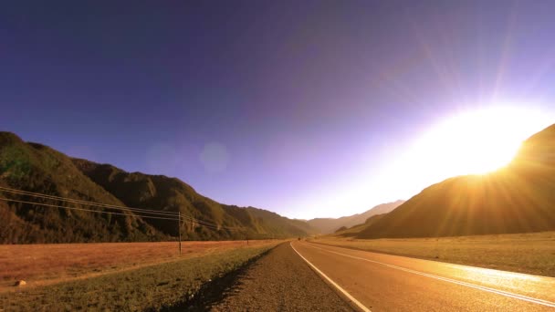 Górska droga timelapse przy letnim lub jesiennym słońcu wschodzie słońca. Dzika przyroda i obszary wiejskie. — Wideo stockowe