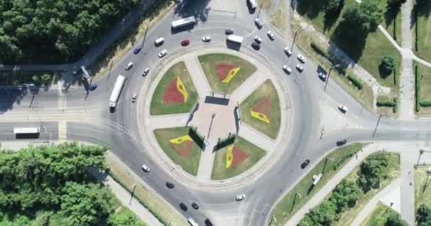 Aerial hyperlapse timelapse av stadstrafik på cirkel crossroad gatukorsning. Bilar, bussar, lastbilar. City center road. Obehandlad platt färg. — Stockvideo