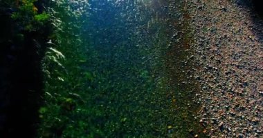 Havadan Uhd 4k görünümü. Taze dağ nehir üzerinde uçuş. Dikey yatay tilt hareketi olarak.