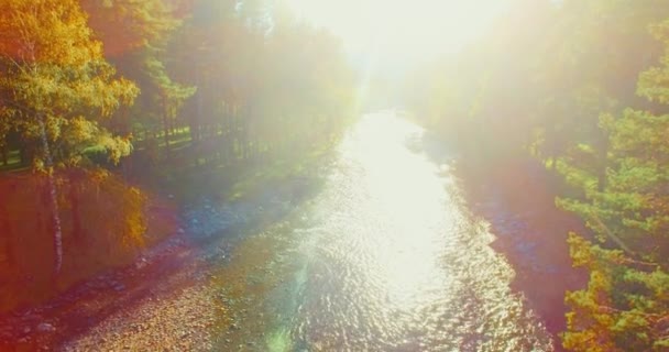 Luchtfoto van de Uhd 4k. Vlucht over de rivier van de frisse berglucht. Verticale naar horizontale tilt beweging. — Stockvideo