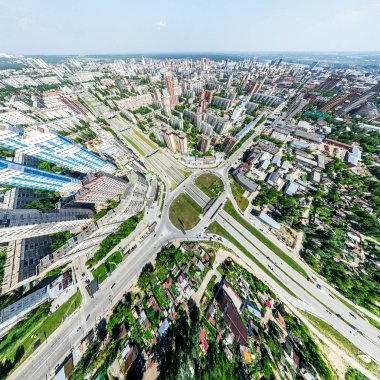Kesişen yollar, evler, binalar, parklar ve otoparklar olan havacılık şehri manzarası. Güneşli yaz panoramik resmi