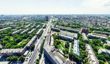 Kesişen yollar, evler, binalar, parklar ve otoparklar olan havacılık şehri manzarası. Güneşli yaz panoramik resmi