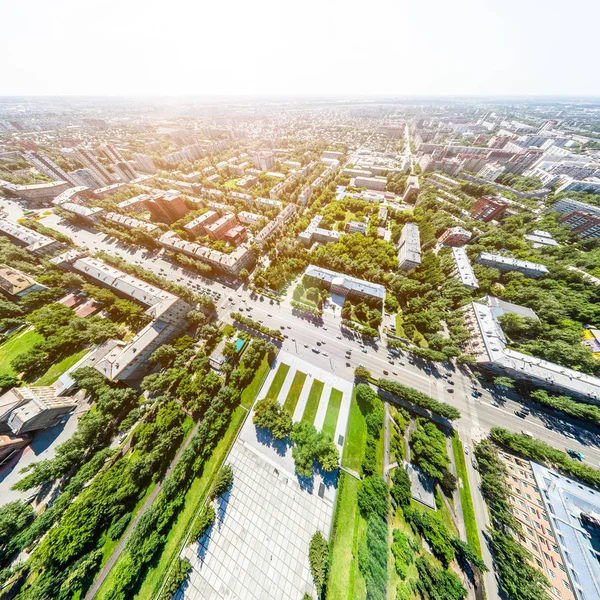 Uitzicht op de stad vanuit de lucht met wegen, huizen en gebouwen. — Stockfoto