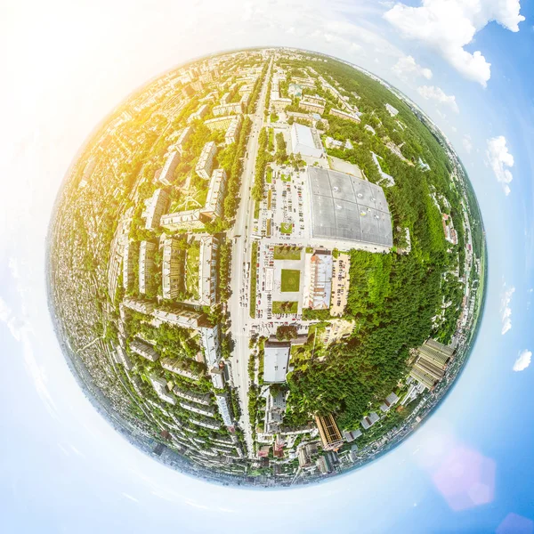 Uitzicht op de stad vanuit de lucht met kruispunten en wegen, huizen, gebouwen, parken en parkeerplaatsen. Zonnige zomer panoramisch beeld — Stockfoto