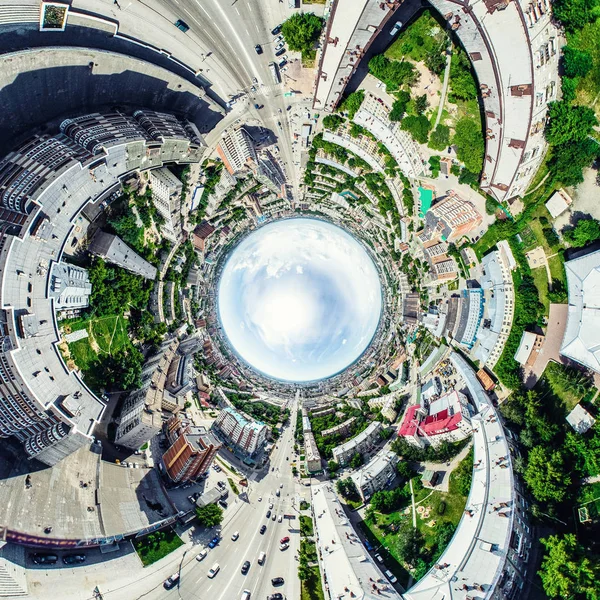 Kesişen yollar, evler, binalar, parklar ve otoparklar olan havacılık şehri manzarası. Güneşli yaz panoramik resmi