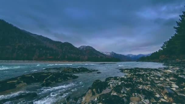 Tiro de lapso de tiempo de un río cerca del bosque de montaña. Grandes rocas y veladas de nubes rápidas. — Vídeo de stock