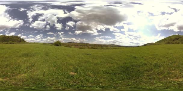 360 VR pięknej górskiej łąki timelapse w okresie letnim lub jesiennym. Chmury, zielona trawa i promienie słoneczne. — Wideo stockowe