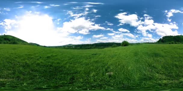 360 VR de um belo cume do prado da montanha no verão ou no outono. Nuvens, relva verde e raios solares. — Vídeo de Stock