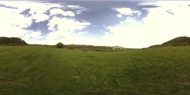 360 VR красивого гірського лугового часового поясу в літній або осінній час. Хмари, зелена трава і сонячні промені . — стокове відео