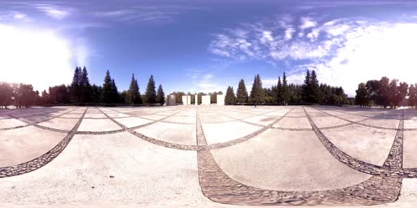 UHD 4K 360 VR Virtual Reality eines Erholungsgebietes im Stadtpark. Bäume und grünes Gras am Herbst- oder Sommertag — Stockvideo