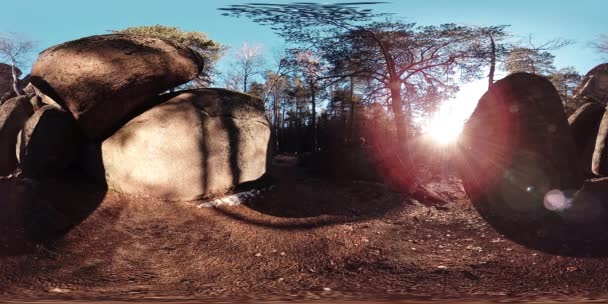 4K 360 VR Réalité virtuelle d'une belle scène de montagne à l'automne. Montagnes sauvages de Sibérie. — Video