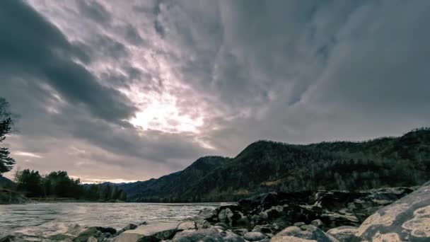 Tiro de lapso de tiempo de un río cerca del bosque de montaña. Grandes rocas y veladas de nubes rápidas. Movimiento deslizante horizontal — Vídeos de Stock