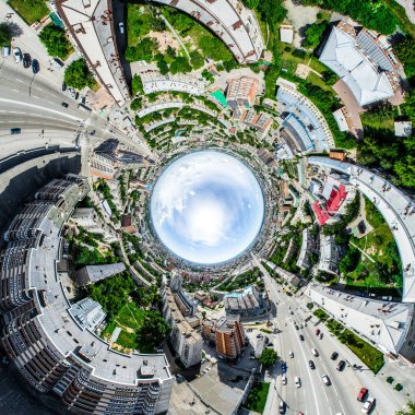 Kesişen yollar, evler, binalar, parklar ve otoparklar olan havacılık şehri manzarası. Güneşli yaz panoramik resmi