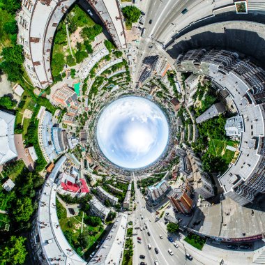 Kesişen yollar, evler, binalar, parklar ve otoparklar olan havacılık şehri manzarası. Güneşli yaz panoramik resmi