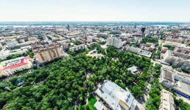 Kesişen yollar, evler, binalar, parklar ve otoparklar olan havacılık şehri manzarası. Güneşli yaz panoramik resmi