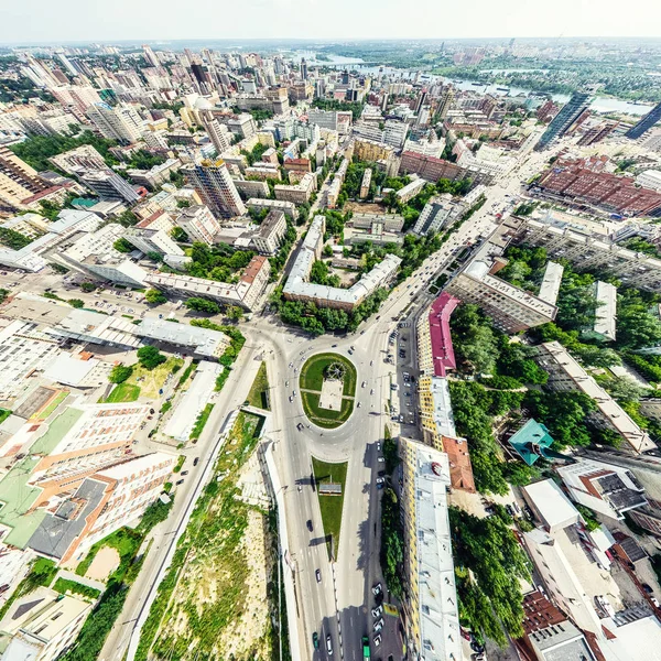 Uitzicht op de stad vanuit de lucht met kruispunten en wegen, huizen, gebouwen, parken en parkeerplaatsen. Zonnige zomer panoramisch beeld — Stockfoto