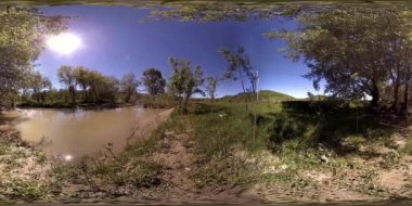 UHD 4K 360 VR Bir nehrin Sanal Gerçekliği güzel dağ ormanlarında kayaların üzerinden akıyor