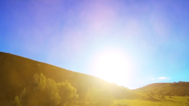 4K UHD bergweide tijdspanne in de zomer. Wolken, bomen, groen gras en zonnestralen. — Stockvideo