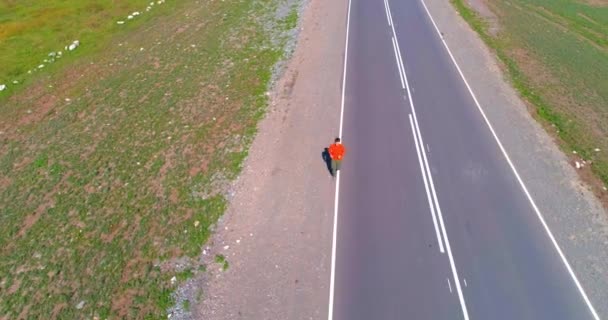 Niskich wysokościach lotu nad człowiekiem sportowy o nową asfaltową drogą — Wideo stockowe