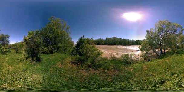 UHD 4K 360 VR Wirtualna rzeczywistość rzeki przepływa przez skały w pięknym górskim krajobrazie lasu — Wideo stockowe